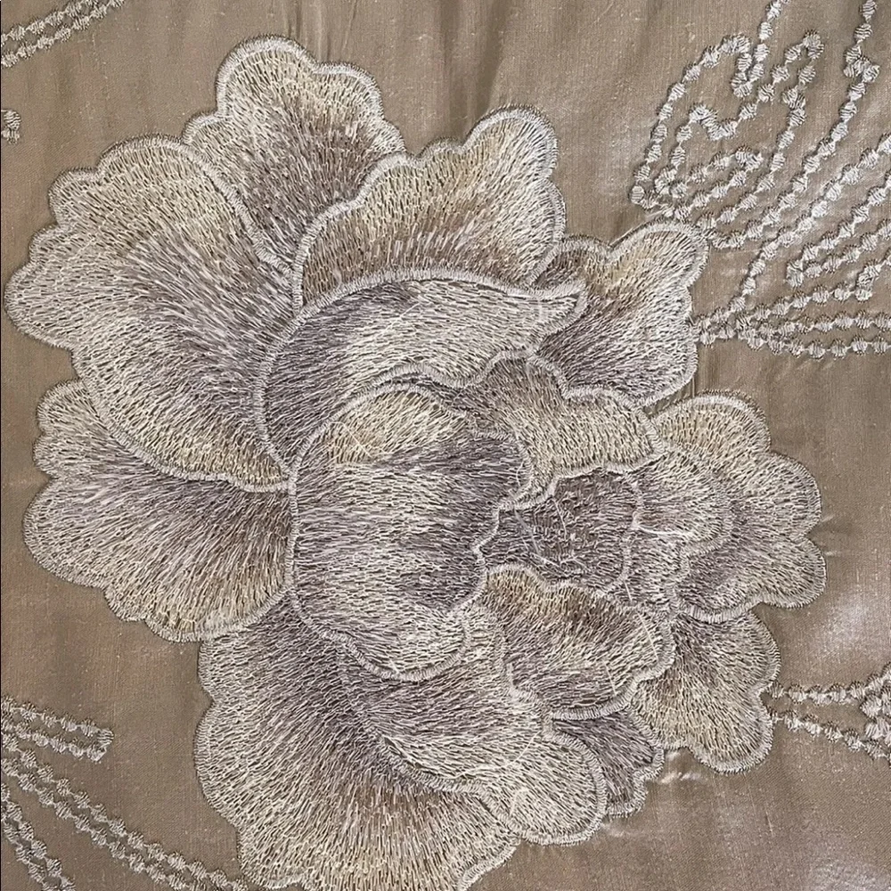 NATORI BED SHAWL/RUNNER SILK TAN STICHING MSRP 535 $ BREATHTAKING NEW TAG/BOX